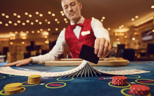 Người chia bài trong Casino gọi là gì?